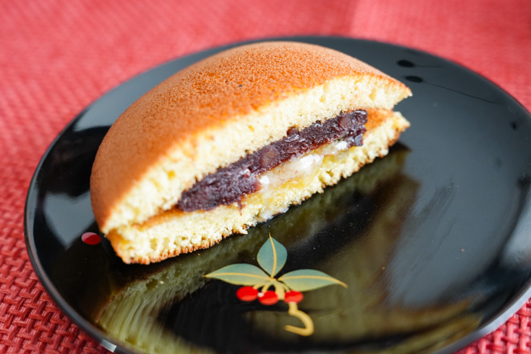 こだまのどら焼きバターの断面からバターが垂れる様子