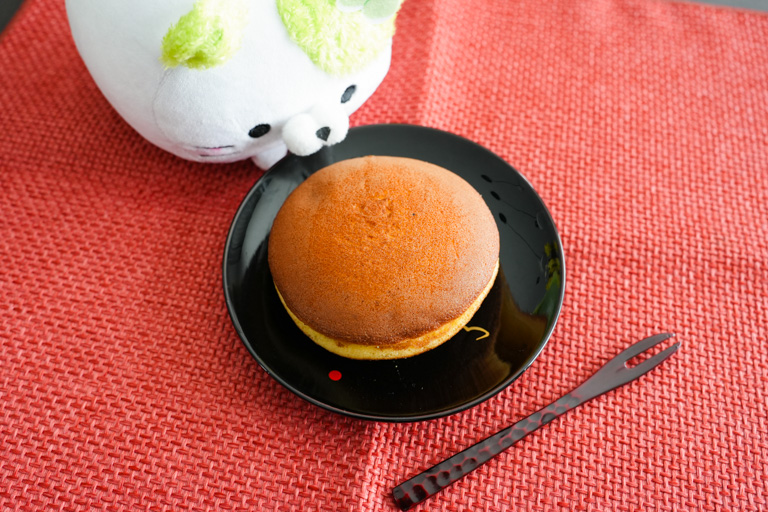 どら焼きを見つめるずんだにゃん