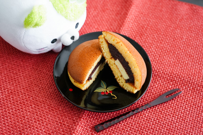 どら焼きを見つめるずんだにゃん