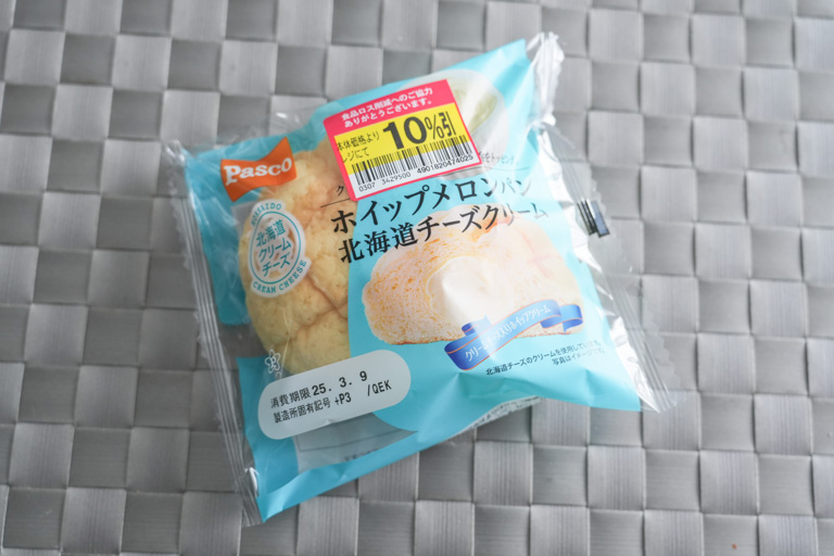 ホイップメロンパン北海道チーズクリームのパッケージ