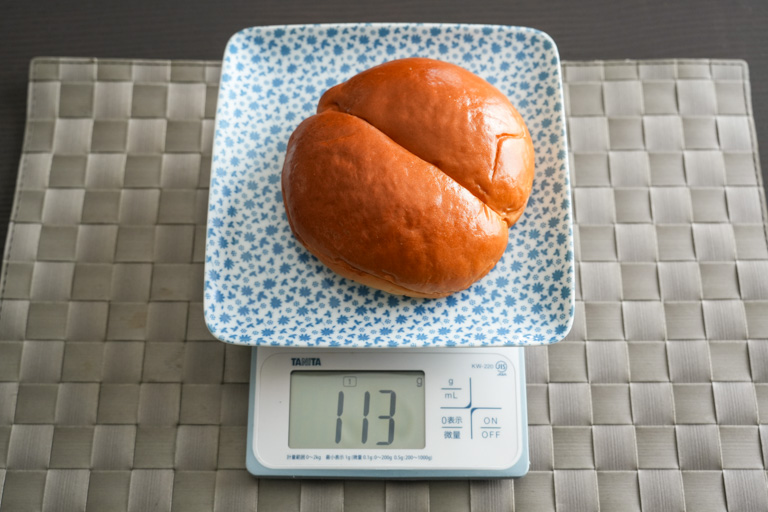 2色パン 苺ジャム&クリームの重さ 113g