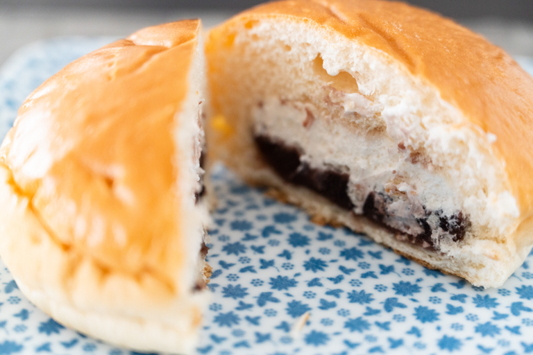 ローソンのホイップあんぱんをカットした時の断面