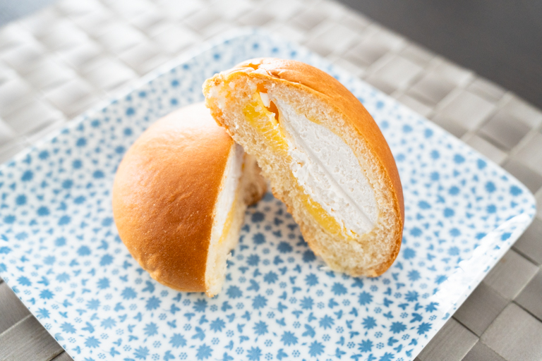 パスコのたっぷりホイップレモンクリームパンの断面