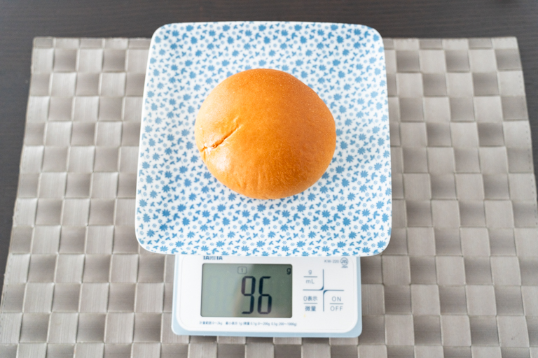 パスコのたっぷりホイップレモンクリームパンの重さ(96g)