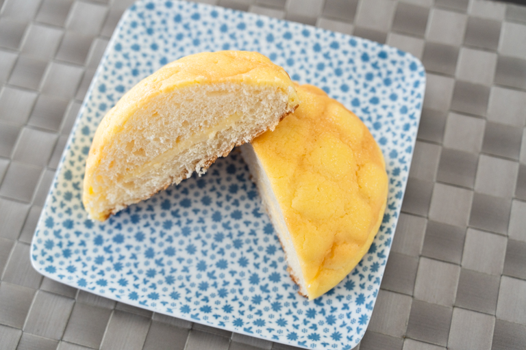 大きなメロンパン(エッセルスーパーカップ超バニラ風味)の断面