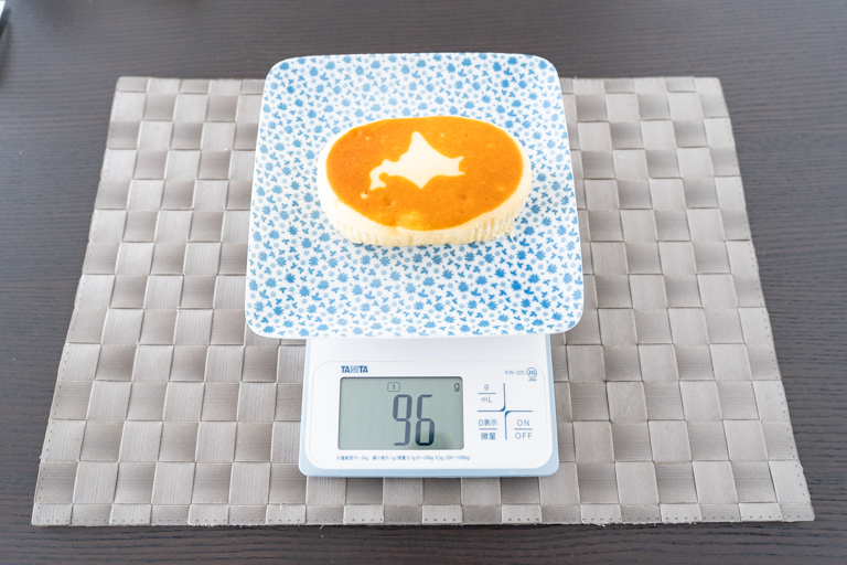 北海道チーズ蒸しケーキの重さ(シート無しで96g)