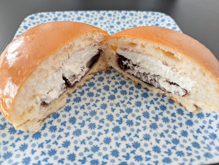 ミルクホイップあんぱんの断面