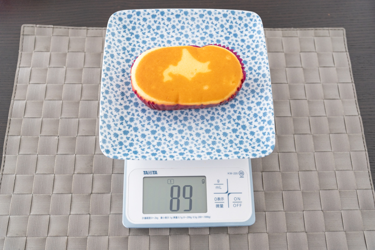 秋限定 北海道チーズ蒸しケーキ紅はるかの重さ89g(クッキングシート込み)