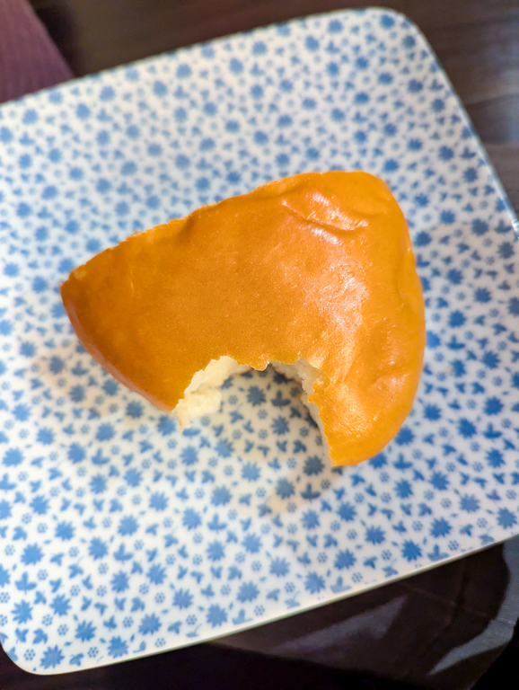 セブン・ザ・プライスのクリームパンの食べかけ