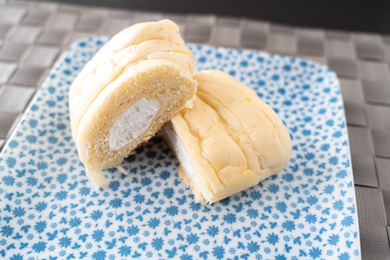 まいばすと山崎製パンコラボ商品のホイップサンホルンのホイップクリームの断面