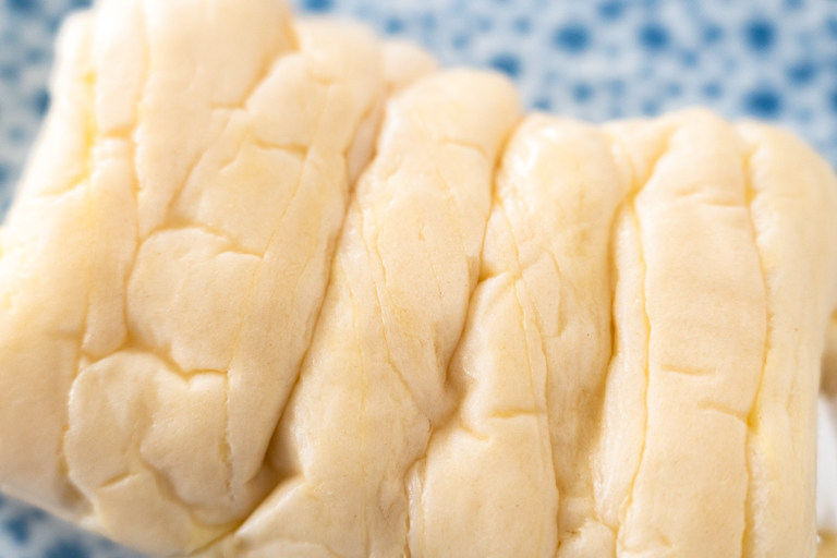 まいばすと山崎製パンコラボ商品のホイップサンホルンの表面