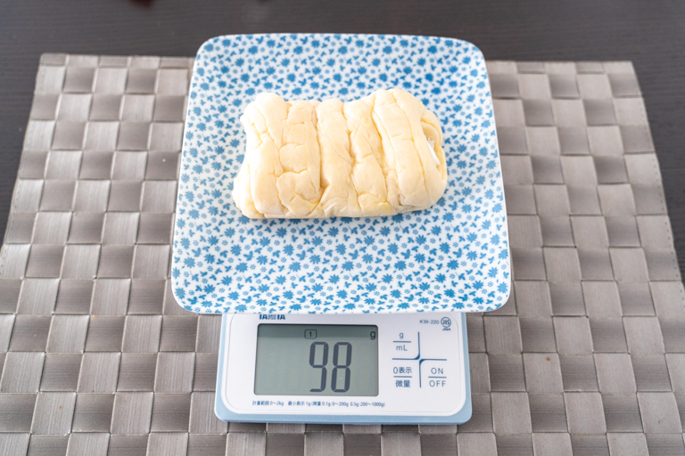 まいばすけっとと山崎製パンのコラボ商品、ホイップサンホルンの重さ98g